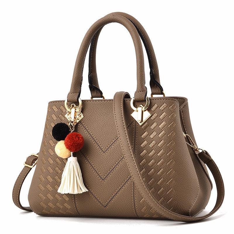 Bolsa Feminina de Ombro em Couro com Tassel